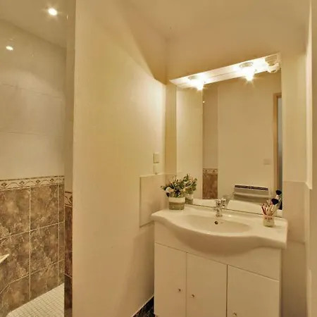 Domaine Des Compouzines 3* مونتيناك